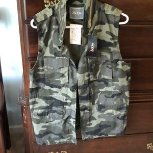 Women’s Olive green camo design vest.